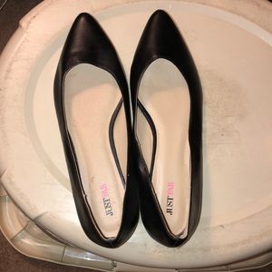 Pointed black flats